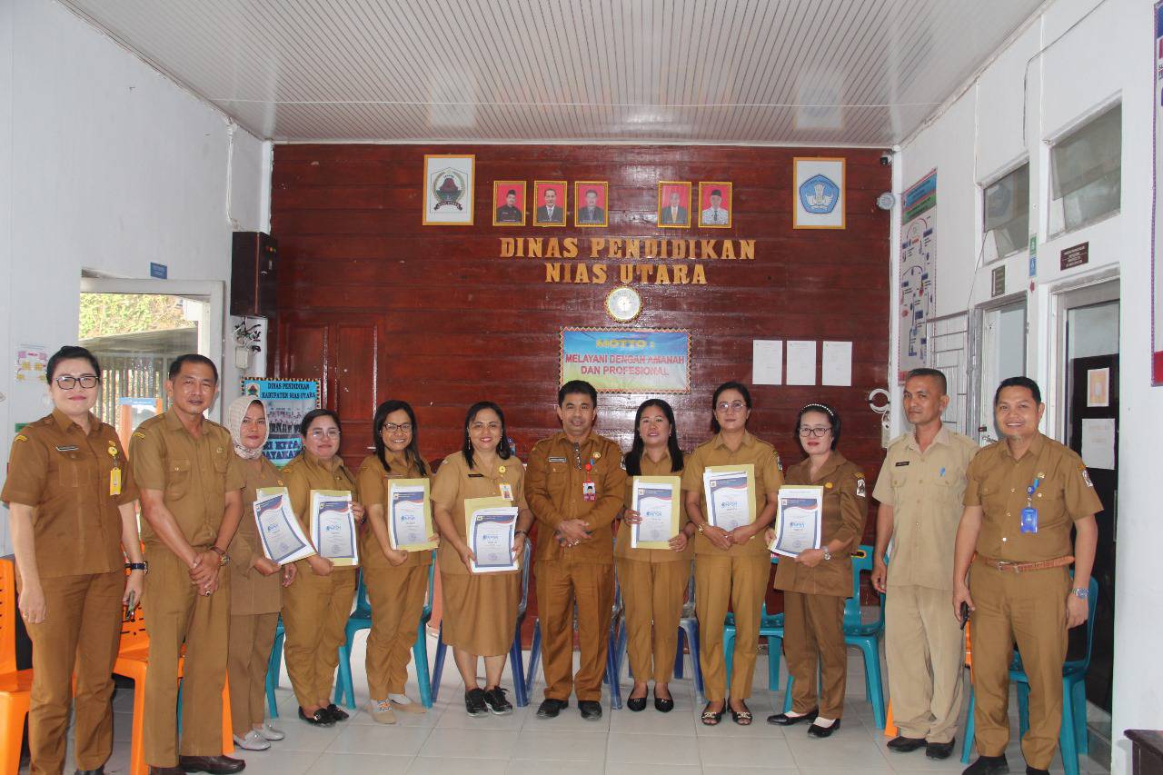 Kadis Pendidikan Kab. Nias Utara menyerahkan SK. PLT Ka. TK. Negeri di 9 Kecamatan se Kab. Nias Utara