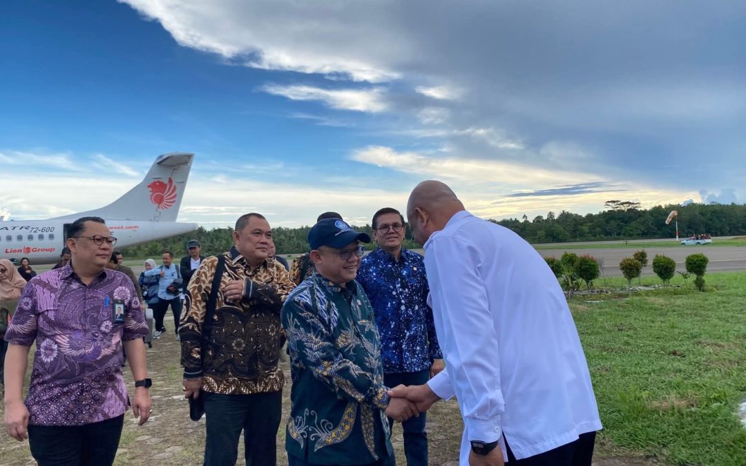 Bupati Nias Utara beserta jajaran menyambut kedatangan Menteri Pendidikan Dasar dan Menengah di Bandara Binaka